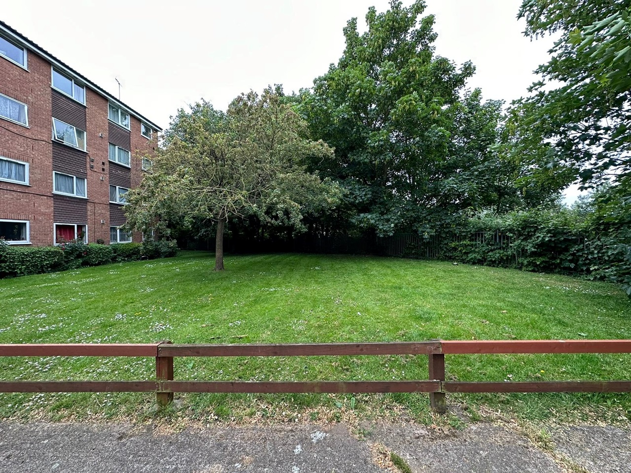 Barking 2 Bed Flat, Gurney Close, IG11 To Rent Now for £1,500.00 p/m