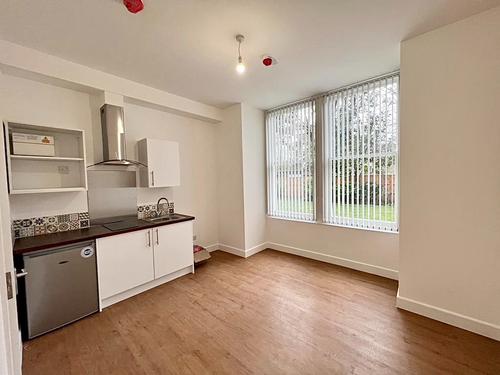 Teddington Studio Flat, Kingston Road, TW11 To Rent Now for £1,000.