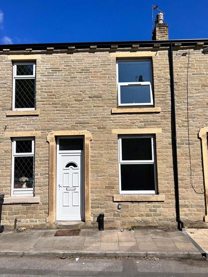 Bailiff Bridge, Brighouse 2 Bed Terraced House, New Street, HD6 To