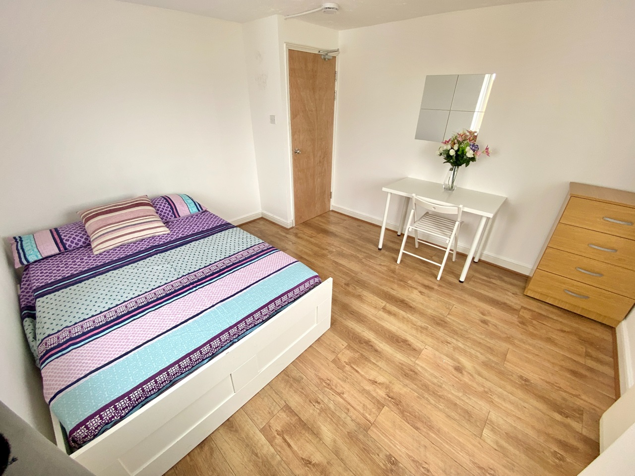 London Room in a Shared Flat, Fishguard Way, E16 To Rent Now for £