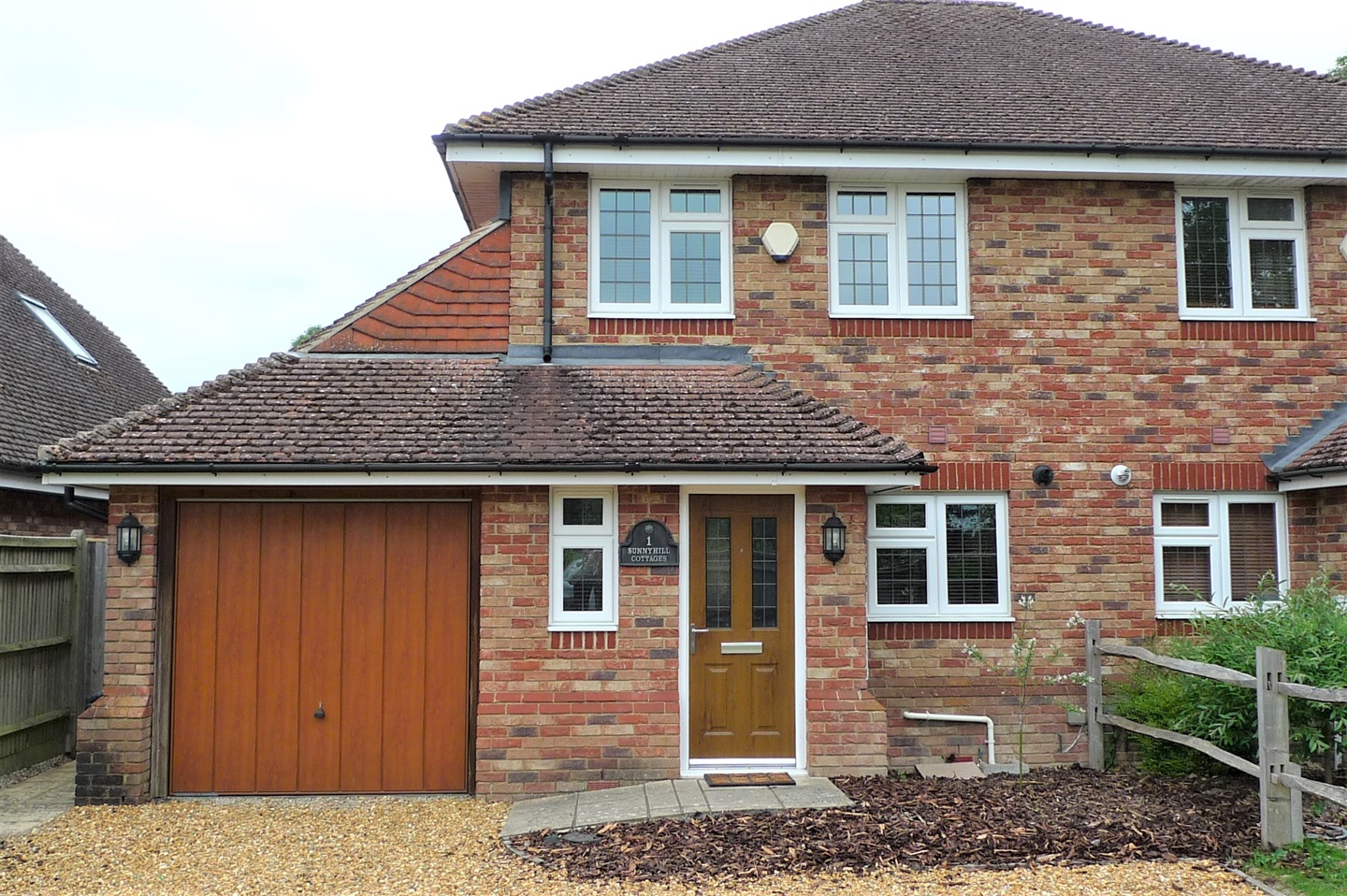 Crawley Down, Crawley 3 Bed SemiDetached House, Sunnyhill Cottages, RH10 To Rent Now for £