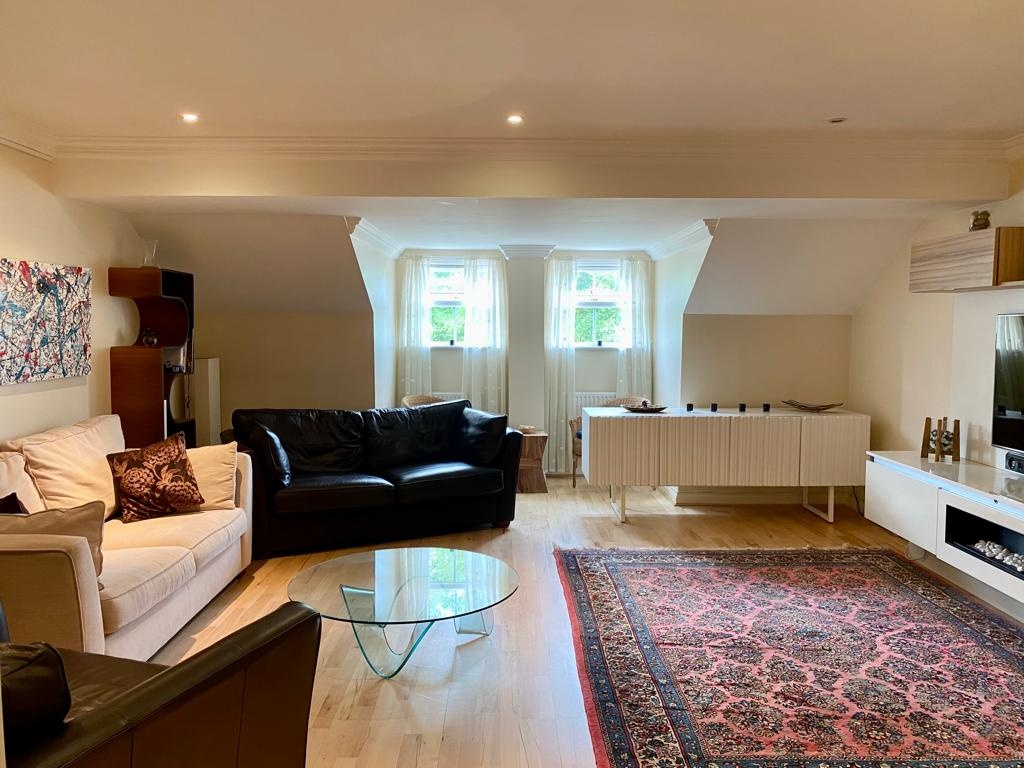 Wraysbury, StainesUponThames 3 Bed Penthouse, Old Mill Place, TW19