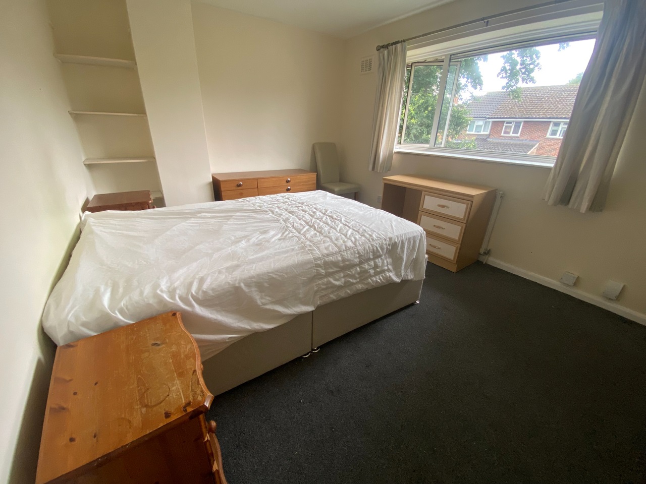 Crawley Room in a Shared House, Priors Walk, RH10 To Rent Now for £700.00 p/m