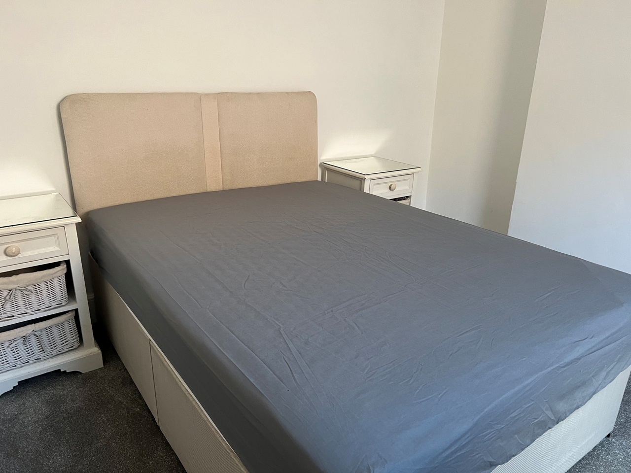 Weybridge Room in a Shared House, Church Street, KT13 To Rent Now