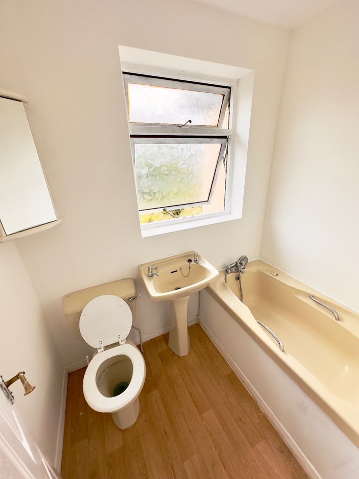 Romford Studio Flat, Valentines Way, RM7 To Rent Now for £1,275.00 p/m