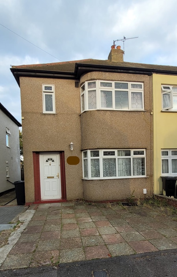 Romford 3 Bed End Terrace, Donald Drive, RM6 To Rent Now for £1,950