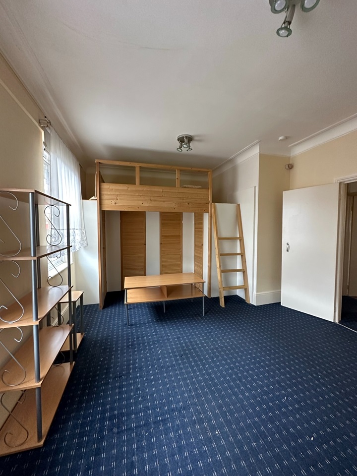Dagenham Studio Flat, Becontree Avenue, RM8 To Rent Now for £1,100.