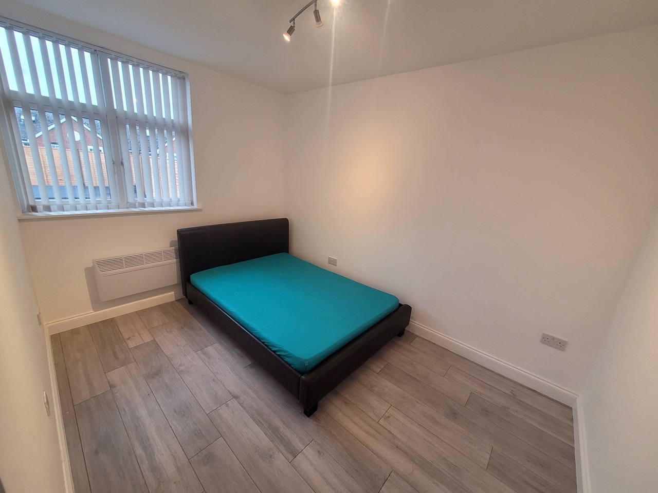 Mitcham - Studio Flat, Upper Green East, CR4 - To Rent Now for £1,000.