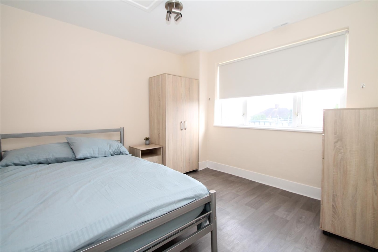 London Room in a Shared Flat, Bramley Road, N14 To Rent Now for £700.00 p/m