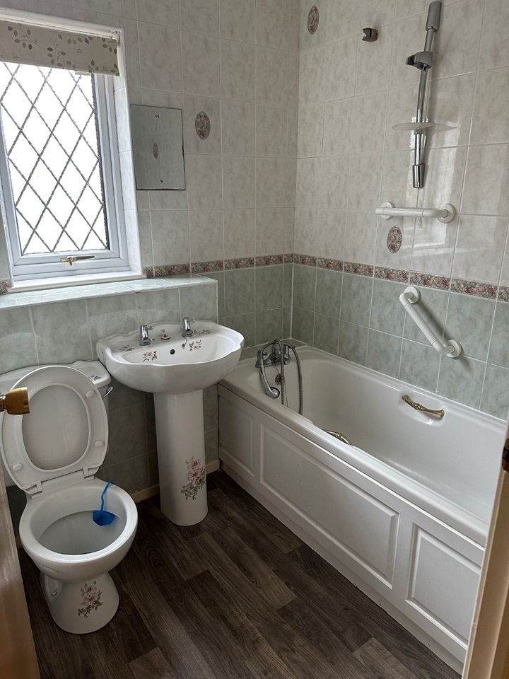 Wyke, Bradford 2 Bed Bungalow, Royds Park Crescent, BD12 To Rent