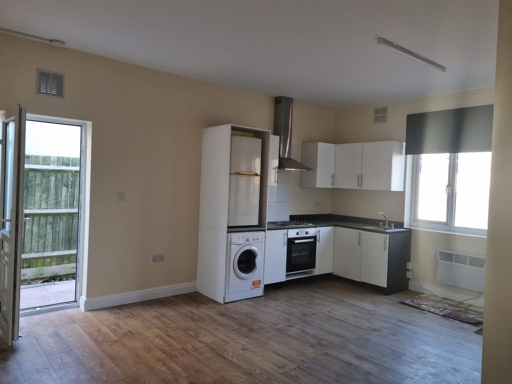 Carshalton Studio Flat, Middleton Road, SM5 To Rent Now for £1,200.