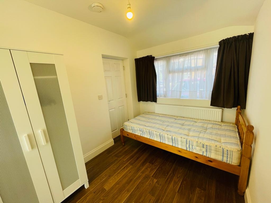 Feltham Studio Flat, Orchard Avenue, TW14 To Rent Now for £900.00 p/m
