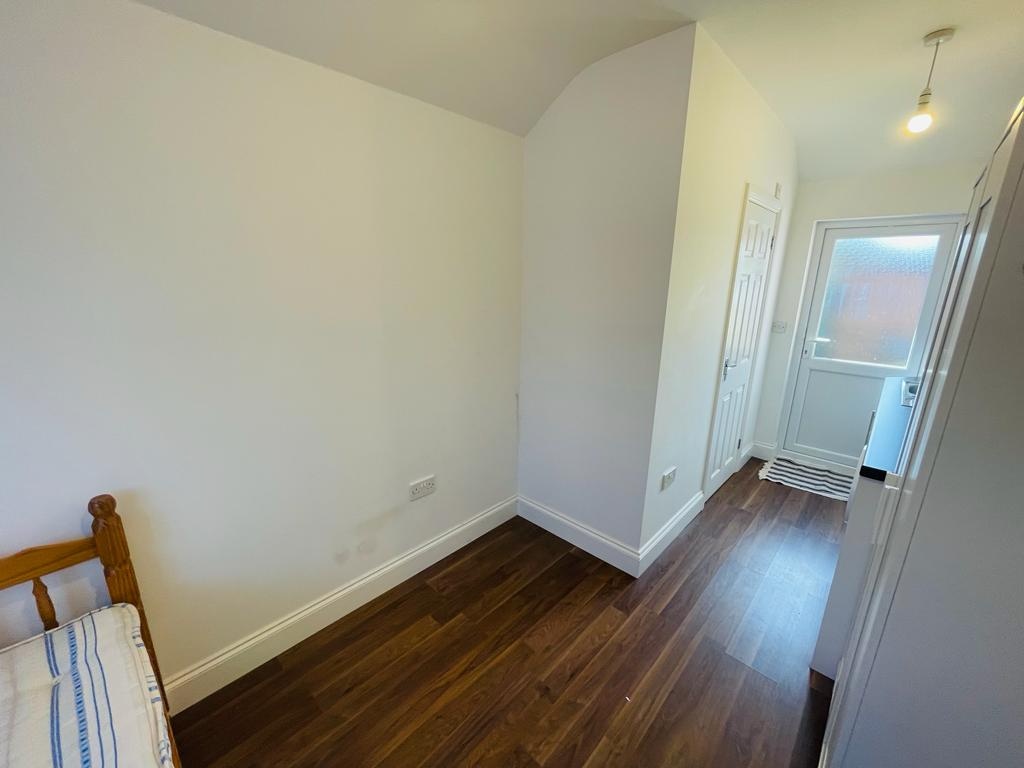 Feltham Studio Flat, Orchard Avenue, TW14 To Rent Now for £900.00 p/m