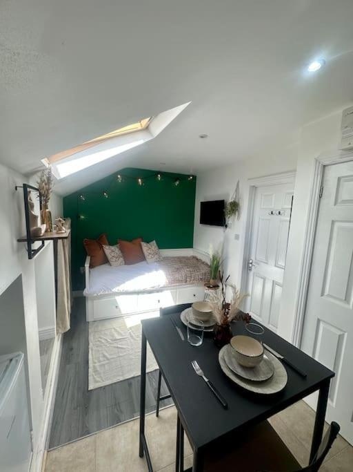 Wolverhampton 1 Bed Flat, Chapel Ash, WV3 To Rent Now for £1,300.00 p/m