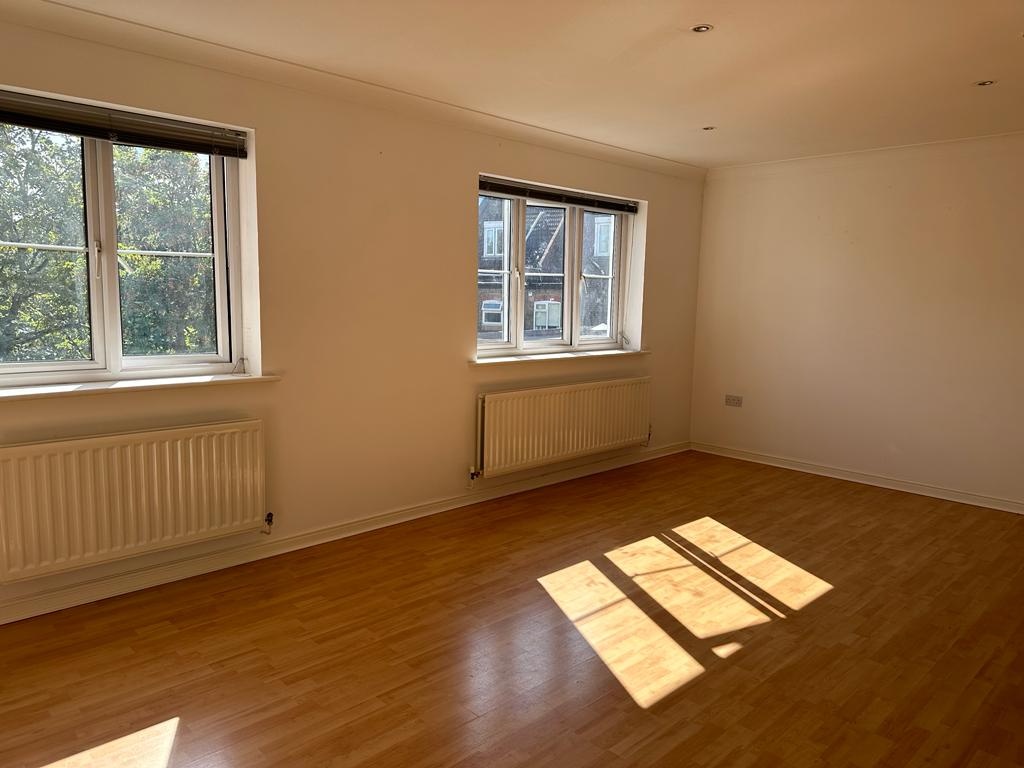 Upminster 2 Bed Flat, Cranmer Court, RM14 To Rent Now for £1,500.00 p/m