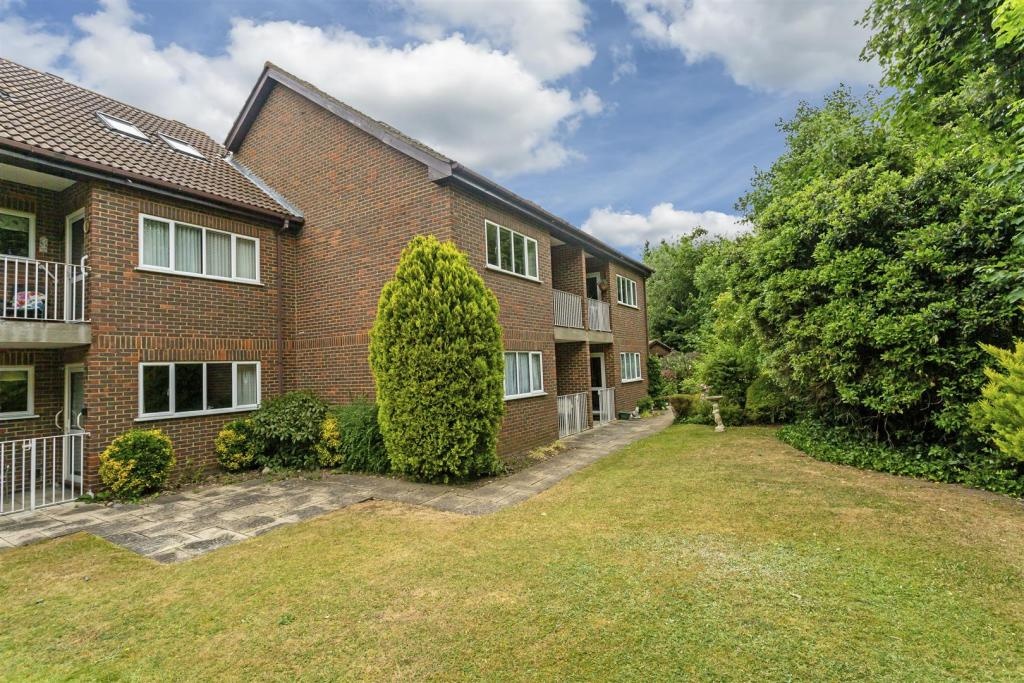 Sutton 2 Bed Flat, Lane, SM3 To Rent Now for £1,500.00 p/m