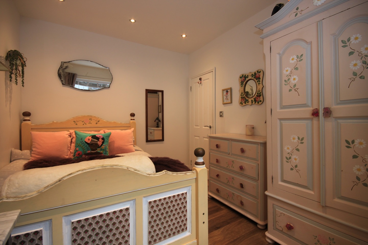 Coulsdon 1 Bed Flat, The Avenue, CR5 To Rent Now for £1,400.00 p/m