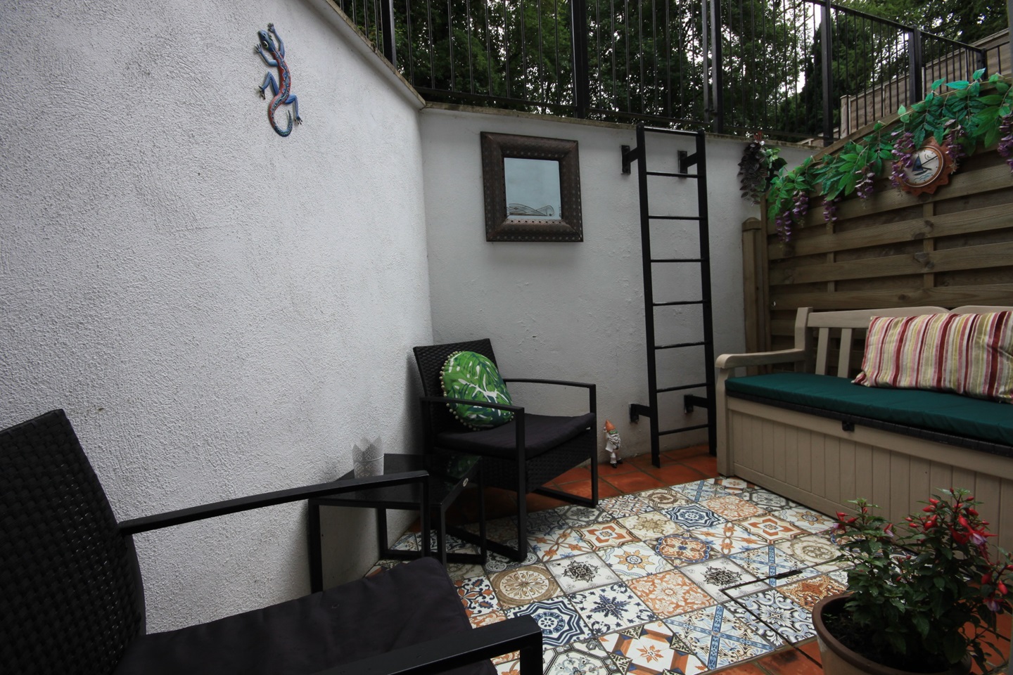 Coulsdon 1 Bed Flat, The Avenue, CR5 To Rent Now for £1,400.00 p/m