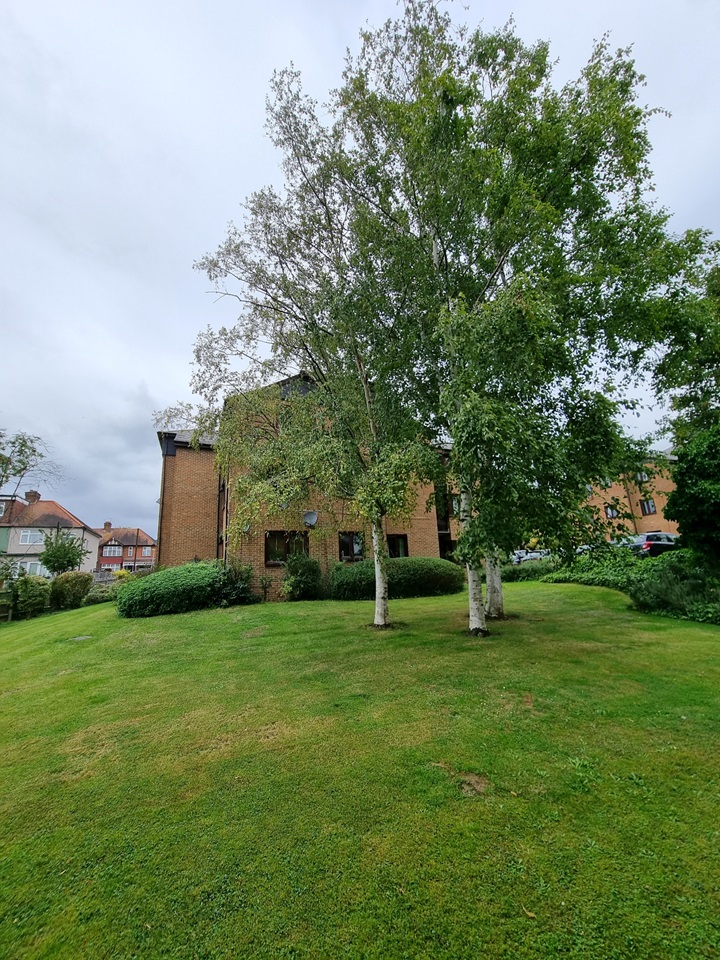 Essex 2 Bed Flat, Buckhurst Hill, IG9 To Rent Now for £1,695.00 p/m