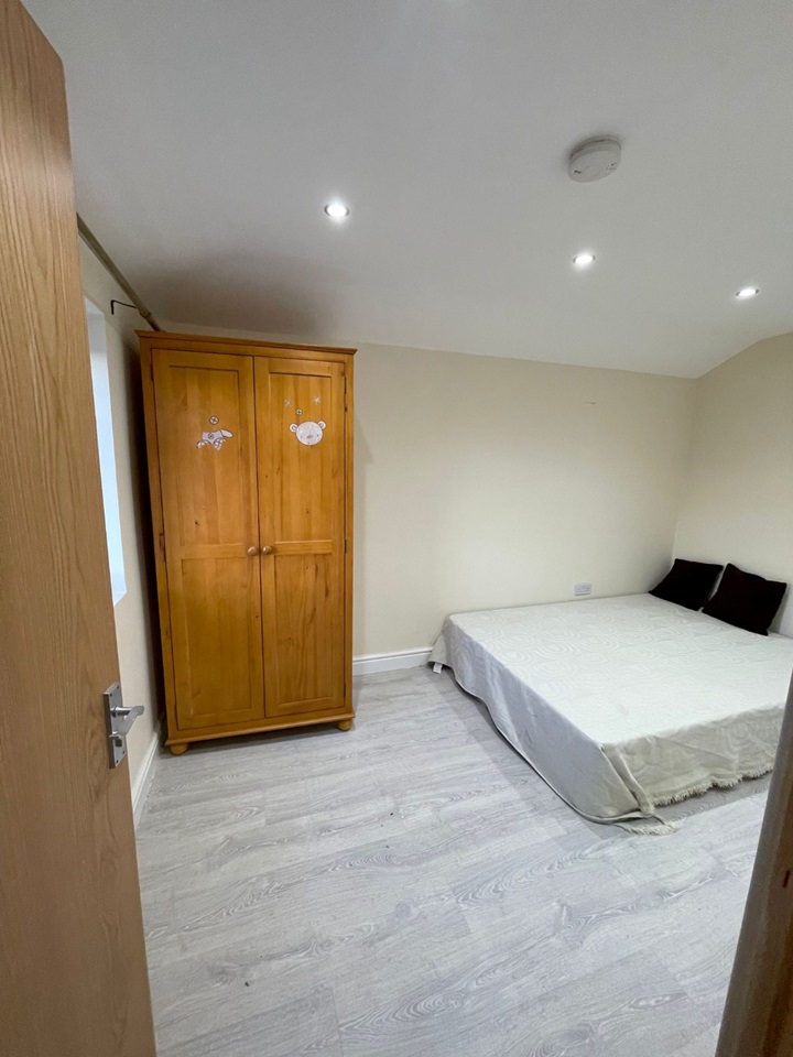 Hounslow Studio Flat, Lela Avenue, TW4 To Rent Now for £1,000.00 p/m