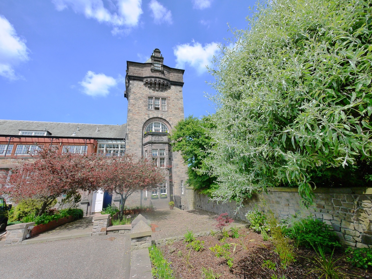 Edinburgh Studio Flat, St Leonard's Crag, EH8 To Rent Now for £760.