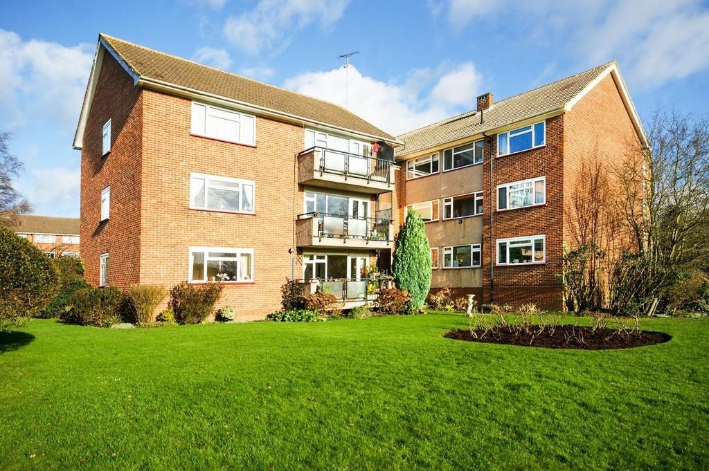 Pinner 3 Bed Flat, Hatch End, HA5 To Rent Now for £1,850.00 p/m