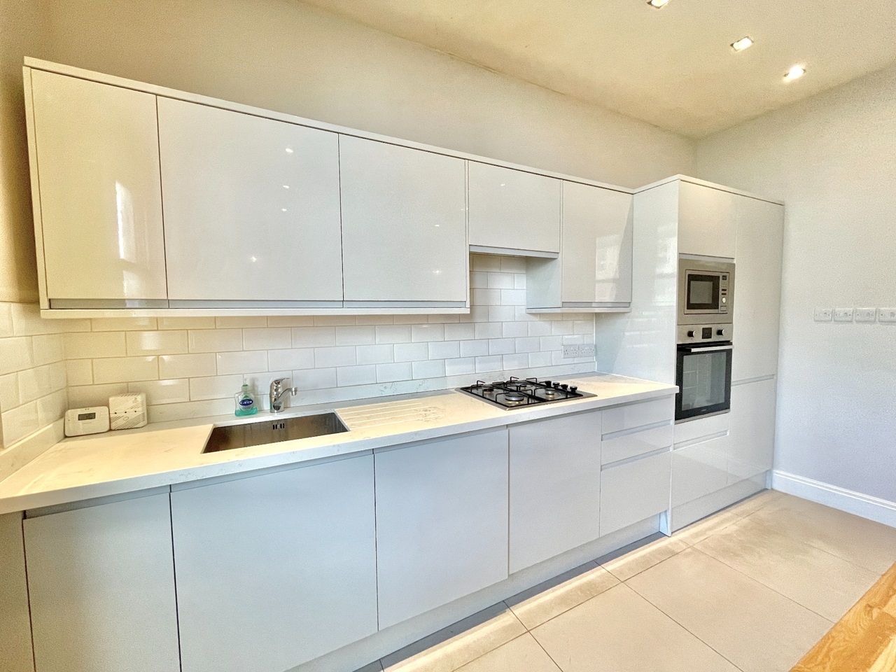 London 1 Bed Flat, Balham High Road, SW12 To Rent Now for £1,800.00 p/m