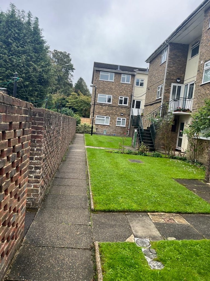 Horsham 3 Bed Flat, Rushams Road, RH12 To Rent Now for £1,550.00 p/m