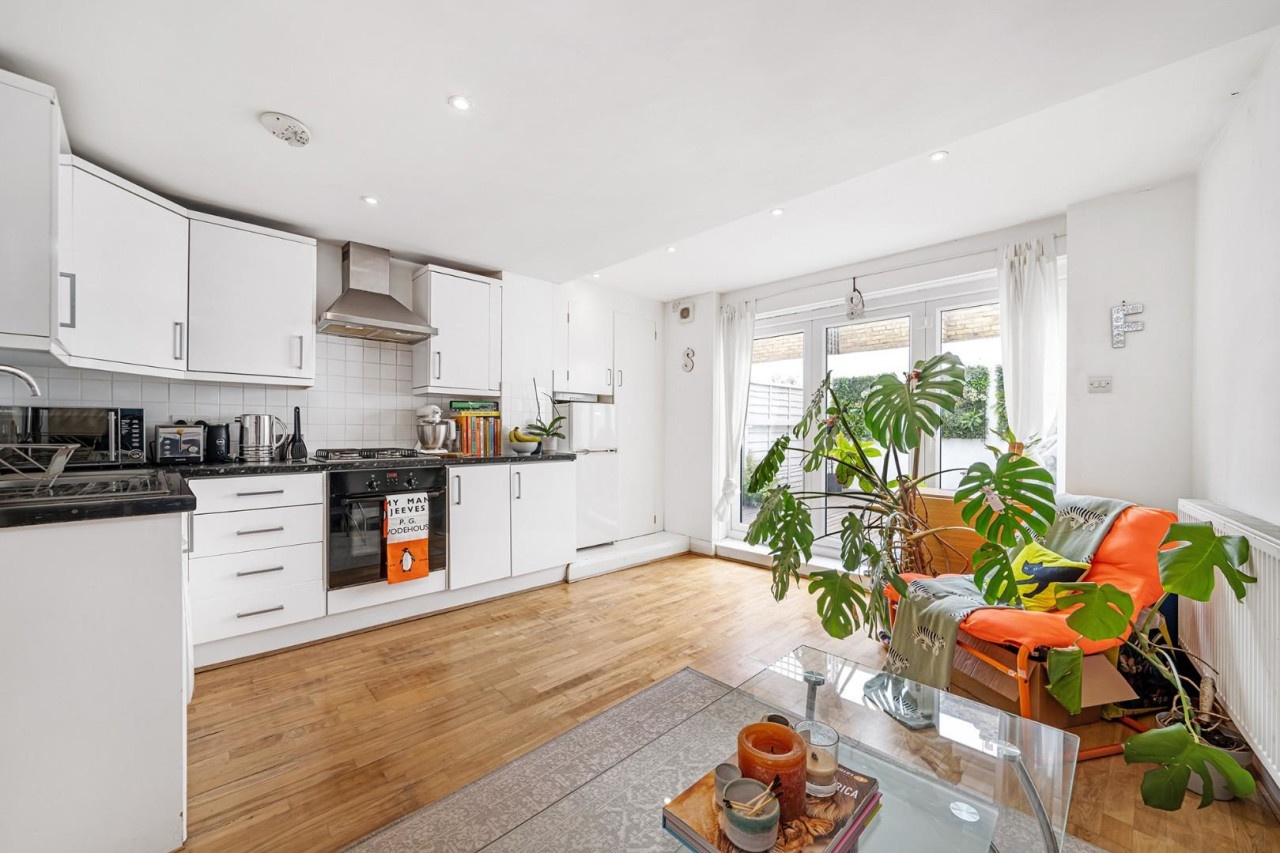 London 2 Bed Flat, Hayter Road, SW2 To Rent Now for £2,000.00 p/m