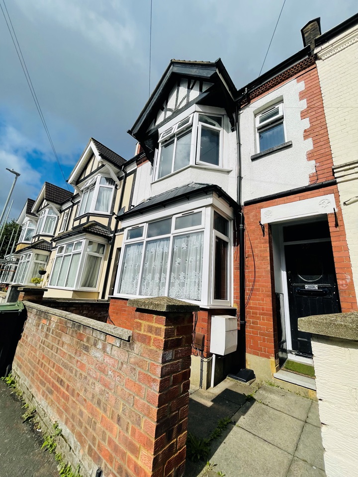 Luton 4 Bed Terraced House, Chatsworth Road, LU4 To Rent Now for £