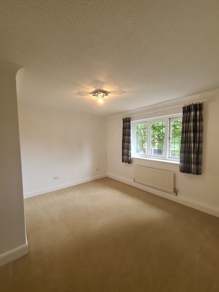 Weybridge Room in a Shared House, Silverbirch, KT13 To Rent Now for