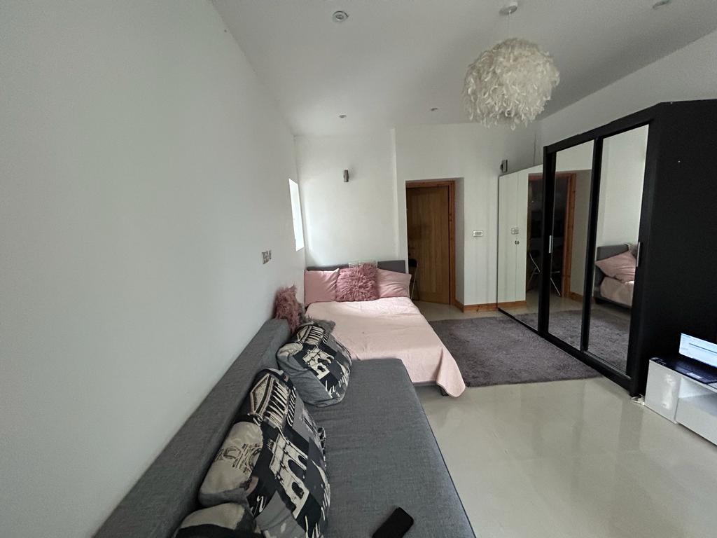 Ilford Studio Flat, Woodford Avenue, IG2 To Rent Now for £1,350.00 p/m