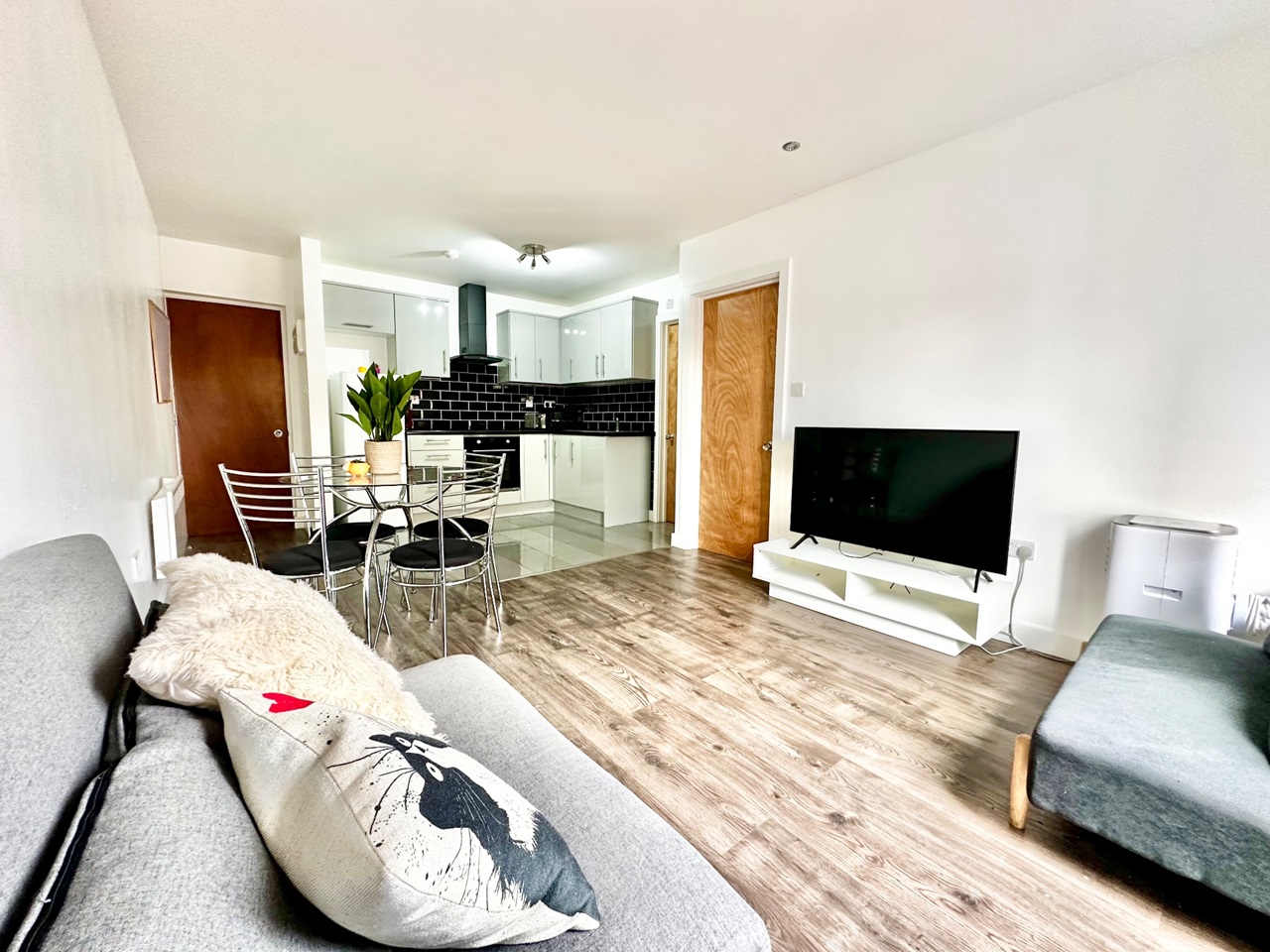 Ilford 1 Bed Flat, Ilford Lane, IG1 To Rent Now for £1,450.00 p/m