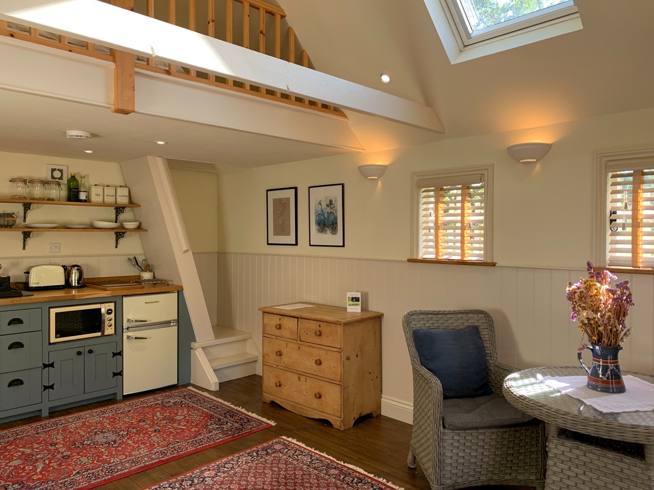 Dorking Studio Flat, Logmore Lane, RH4 To Rent Now for £950.00 p/m