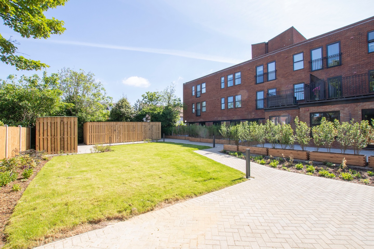 Billericay 2 Bed Flat, High Street, CM12 To Rent Now for £1,600.00 p/m