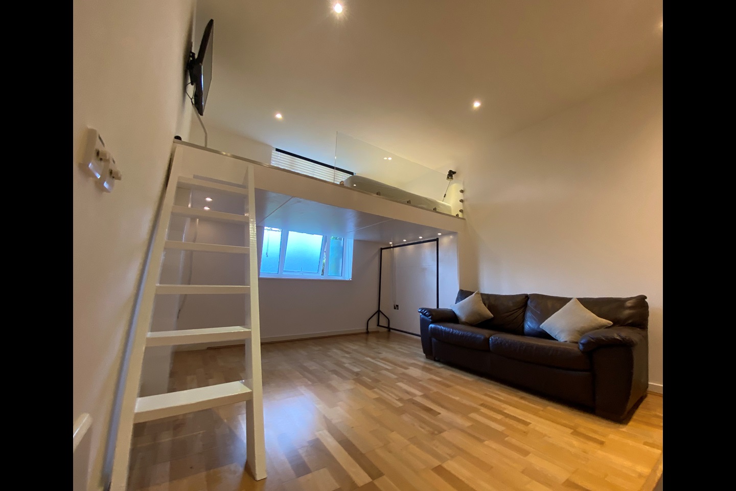 London 1 Bed Flat, Bromyard House, W3 To Rent Now for £1,450.00 p/m