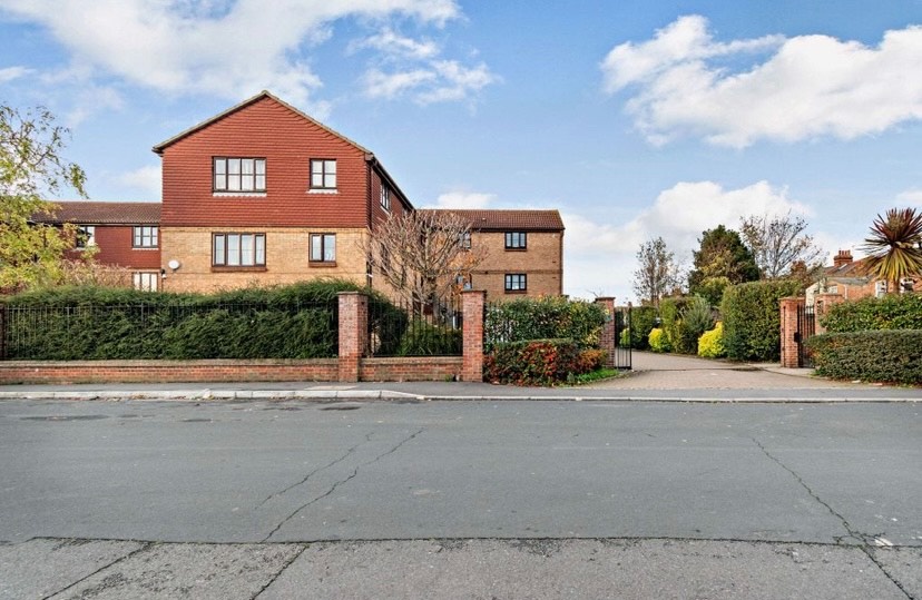 Mitcham Room in a Shared Flat, Lewis Road, CR4 To Rent Now for £770