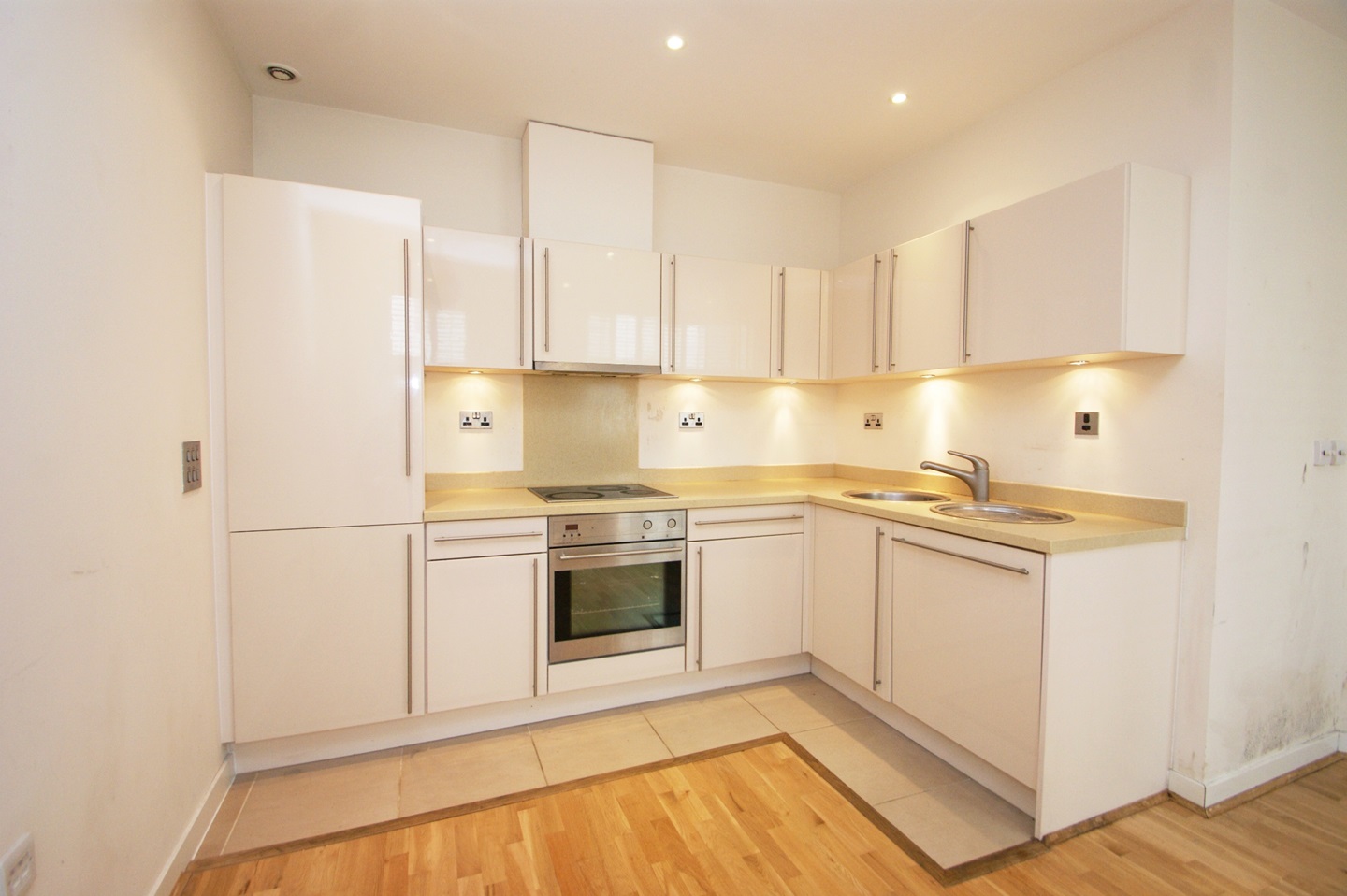 London 1 Bed Flat, Bromyard Avenue, W3 To Rent Now for £1,600.00 p/m