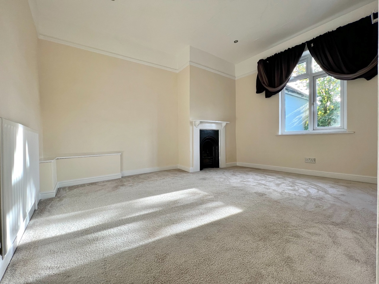 Chertsey, Surrey 2 Bed Flat, London Street, KT16 To Rent Now for £