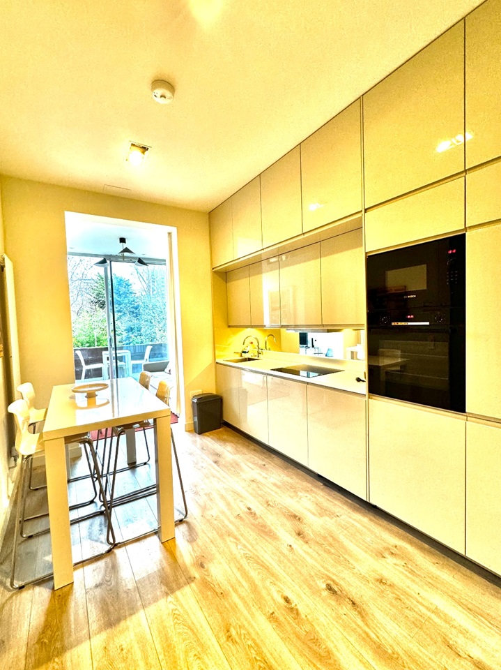 London 1 Bed Flat, Battersea Park Road, SW8 To Rent Now for £2,400.