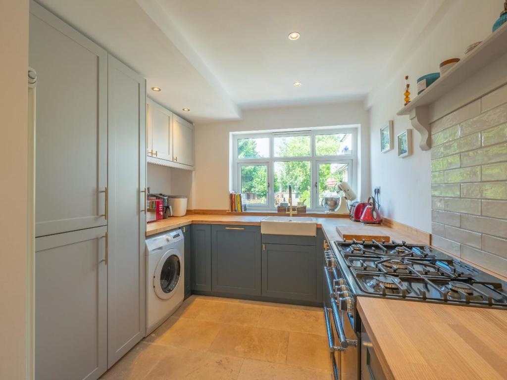 Leamington Spa 3 Bed SemiDetached House, Quarry Street, CV32 To