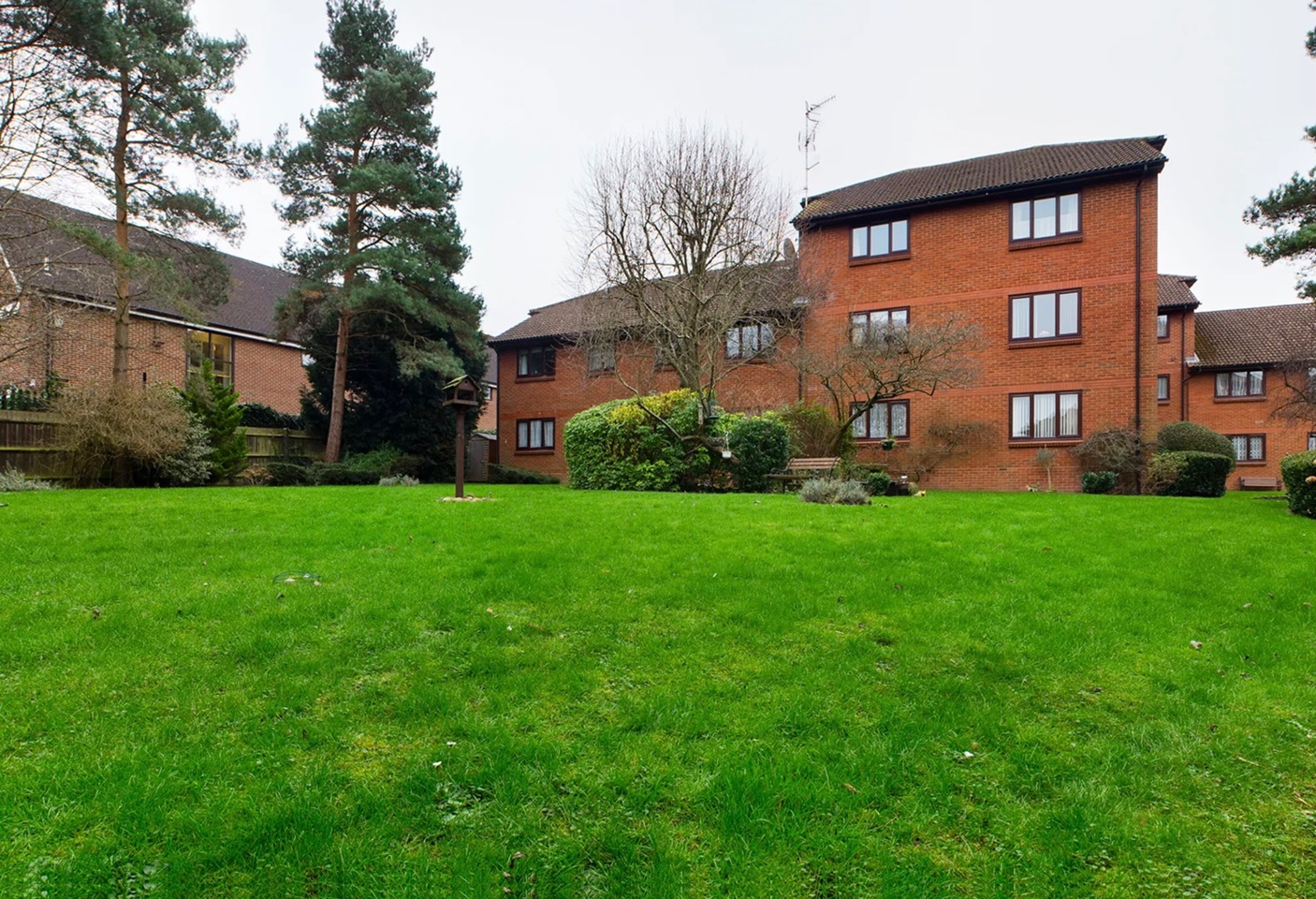 Bushey 1 Bed Flat, High Street, WD23 To Rent Now for £1,395.00 p/m