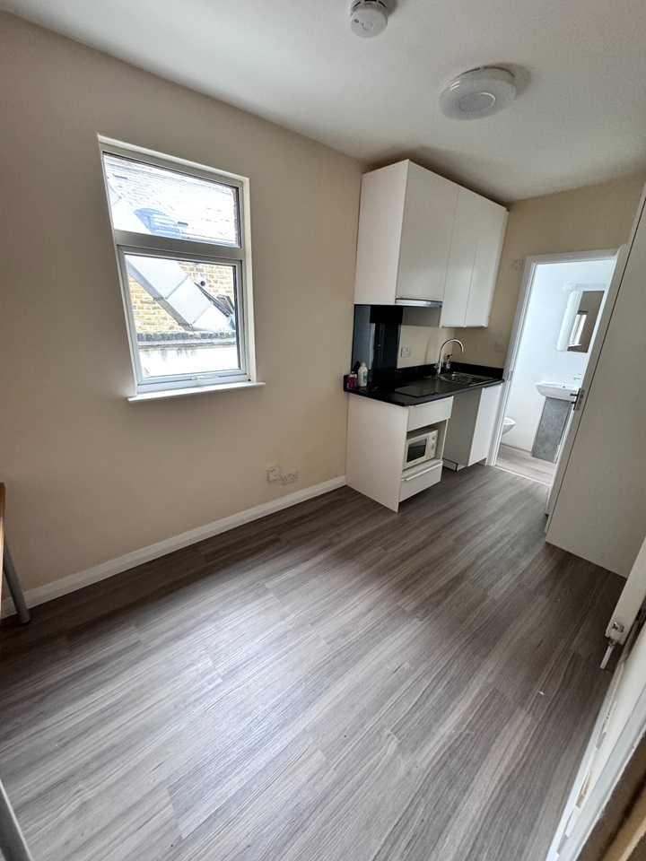 London Studio Flat, North End Road, W14 To Rent Now for £800.00 p/m