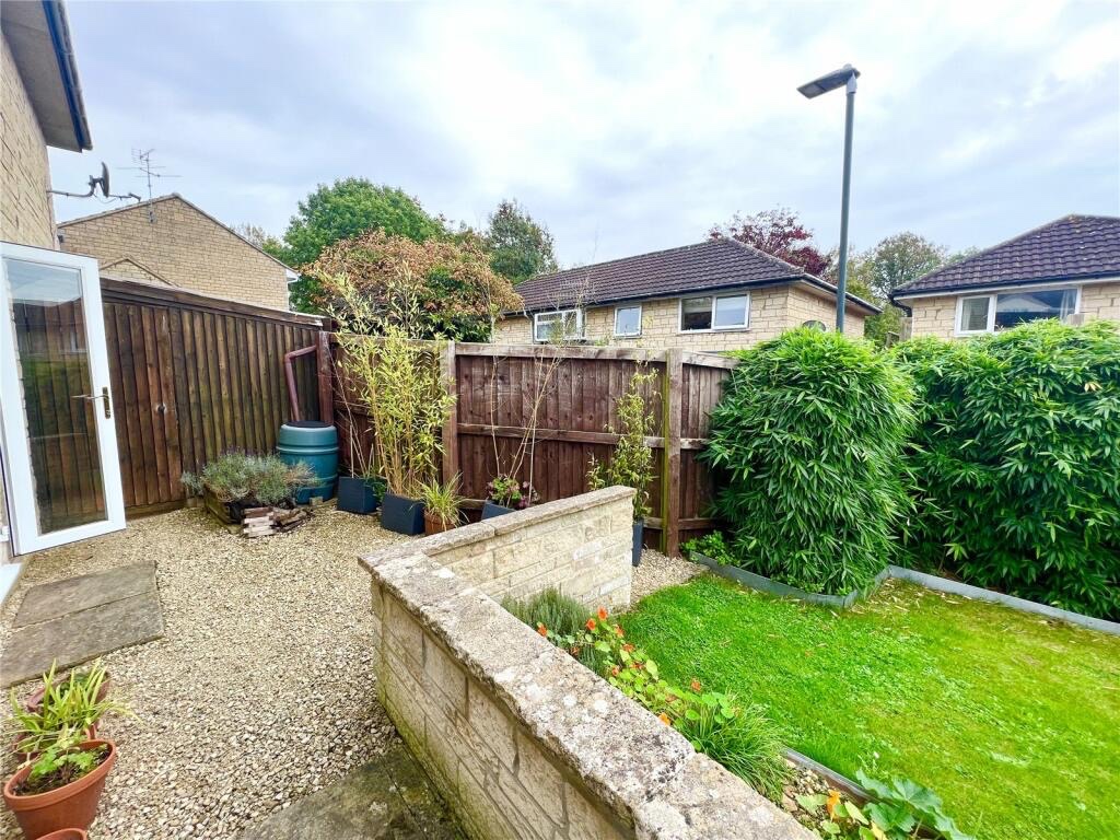 Cirencester 4 Bed SemiDetached House, Stratton Heights, GL7 To