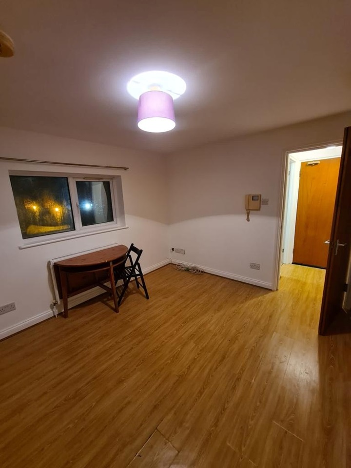 London Studio Flat, Hermitage Road, N4 To Rent Now for £1,000.00 p/m