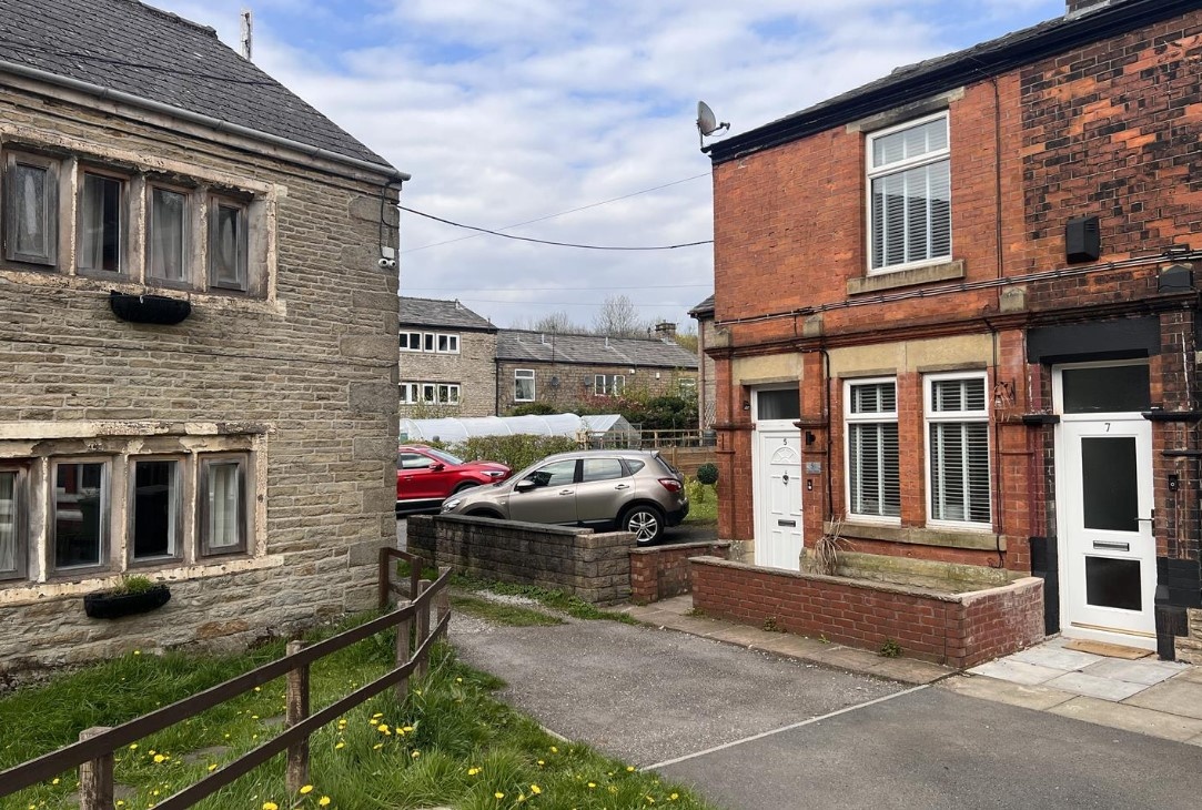 Mossley, AshtonUnderLyne 2 Bed End Terrace, Audley Street, OL5 To