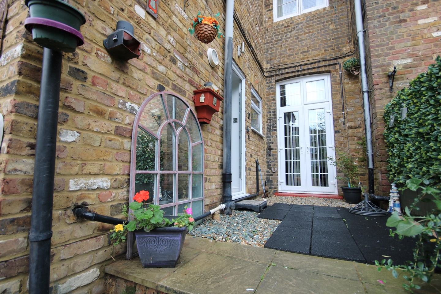 Slough 1 Bed Flat, Datchet House, SL1 To Rent Now for £1,800.00 p/m