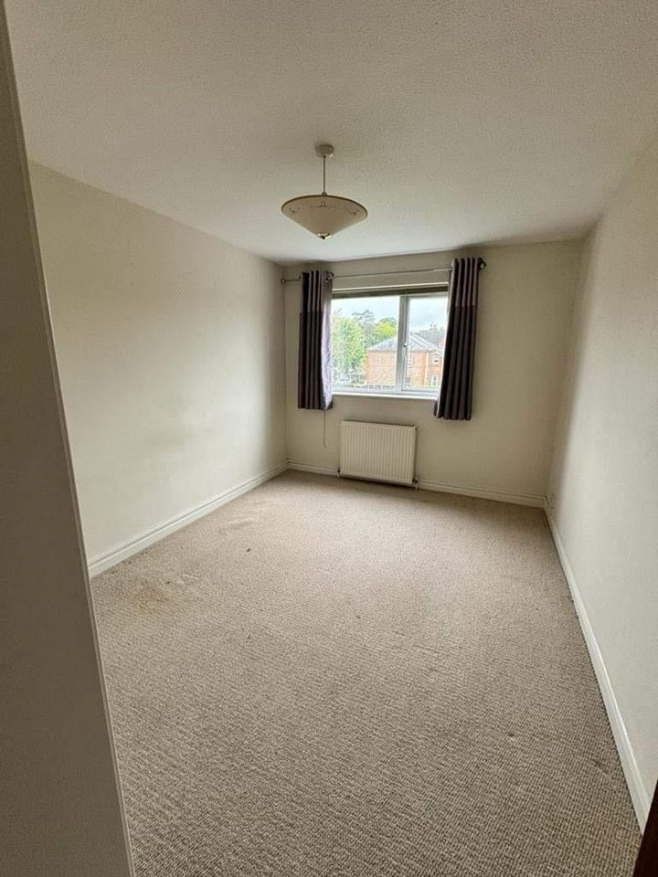 Haywards Heath 2 Bed Flat, Heath Road, RH16 To Rent Now for £1,395.