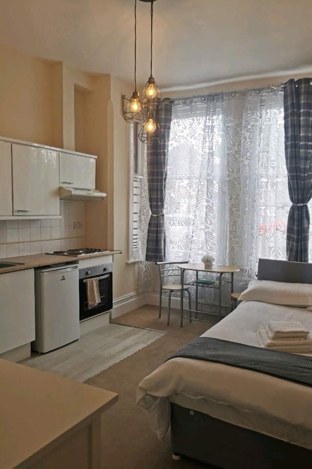 Surbiton Studio Flat, Avenue South, KT5 To Rent Now for £900.00 p/m