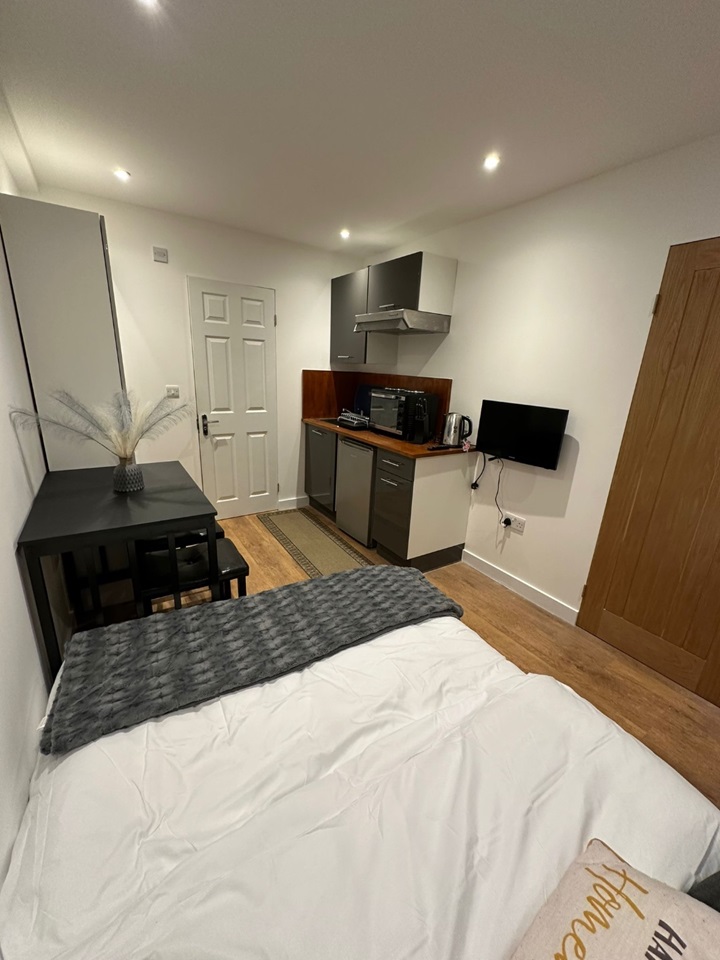 Mitcham Studio Flat, Silbury Avenue, CR4 To Rent Now for £1,300.00 p/m